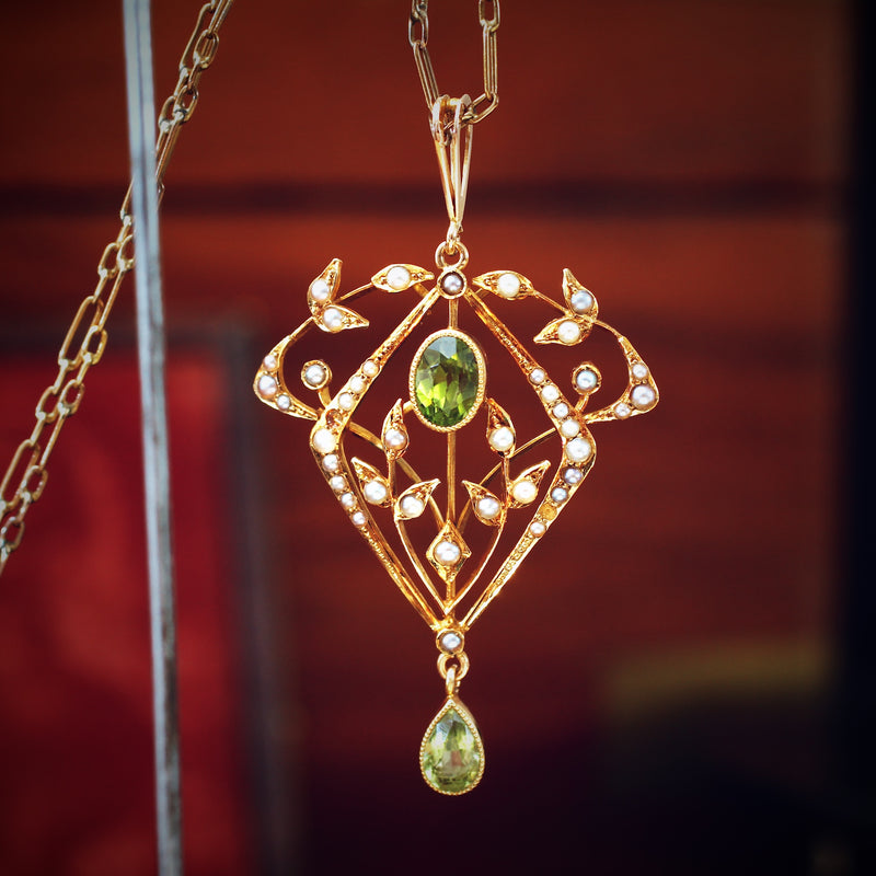 ANTIQUE PERIDOT AND SEED PEARL PENDANT, set with a centr… | Drouot.com